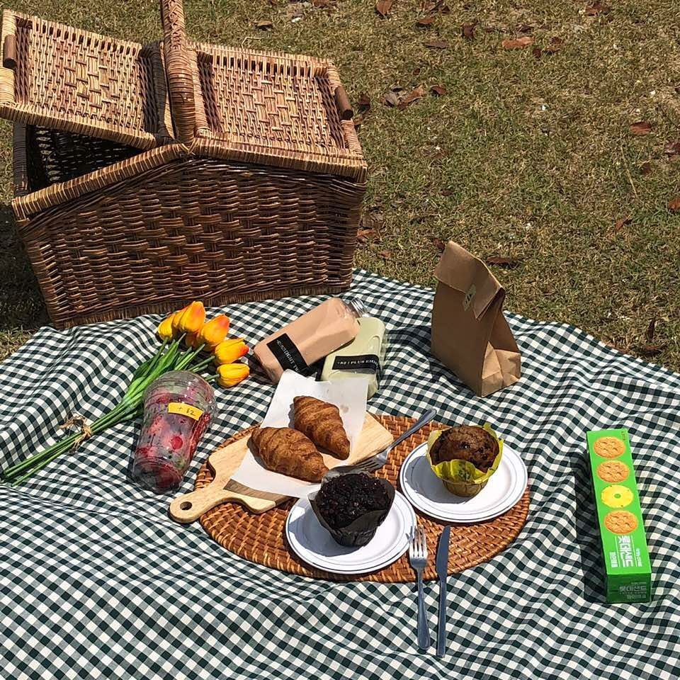 PLUSEIGHTTWO cafe Korean-style picnic with croissants