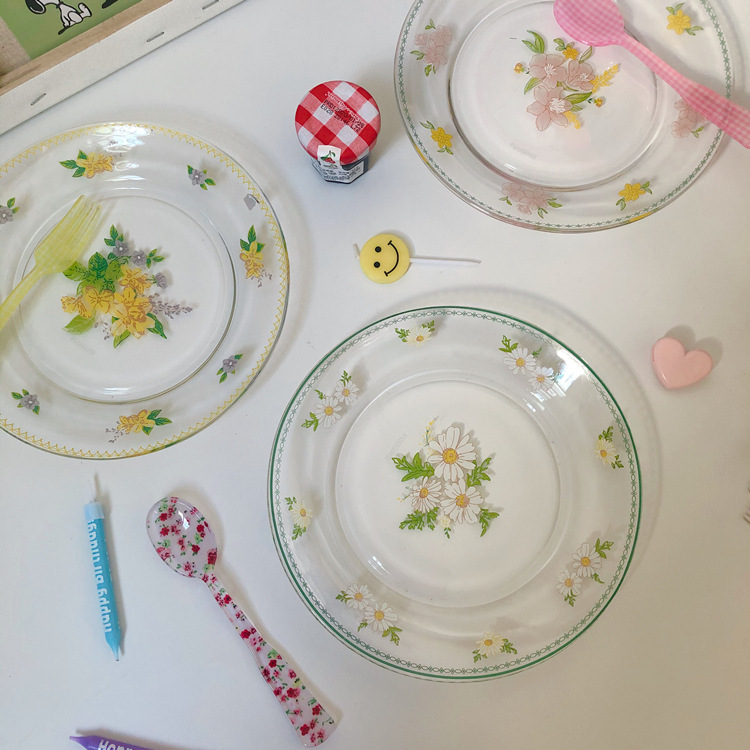 Vintage-inspired daisy glass plate