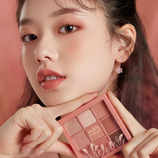Model holding Etude House eyeshadow palette