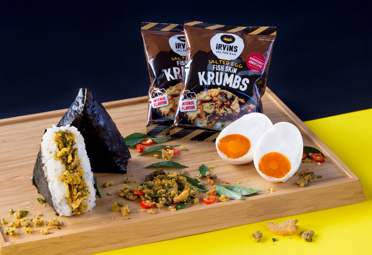 7-Eleven x Irvins Salted Egg Fish Skin Krumbs Onigiri