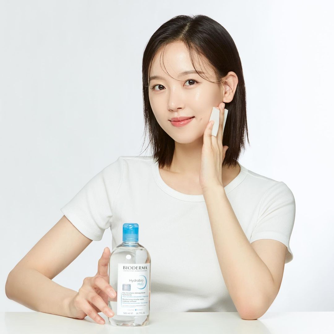 Model using Bioderma Hydrabio H2O