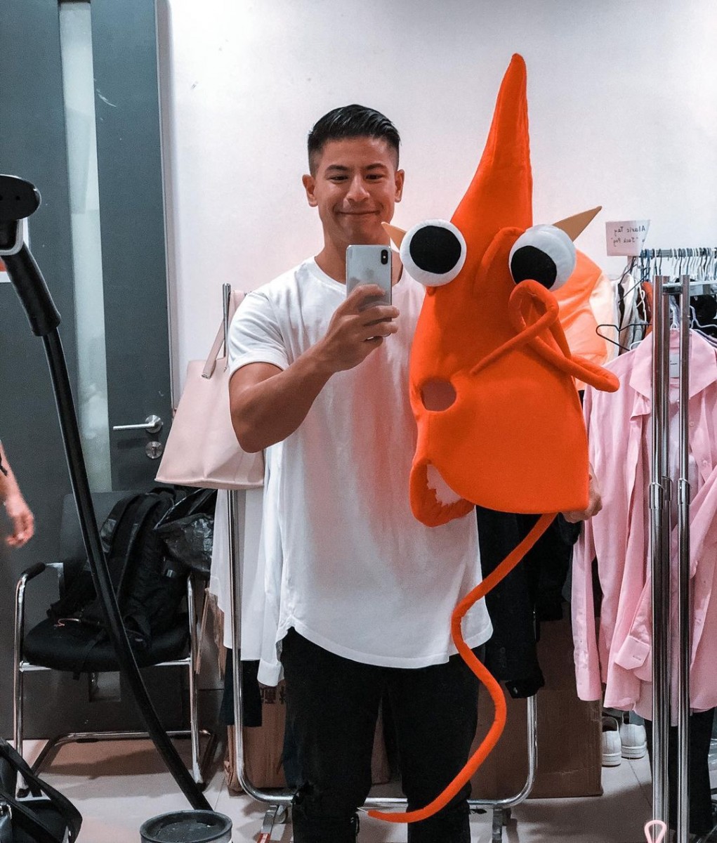 Alan Wan mirror selfie