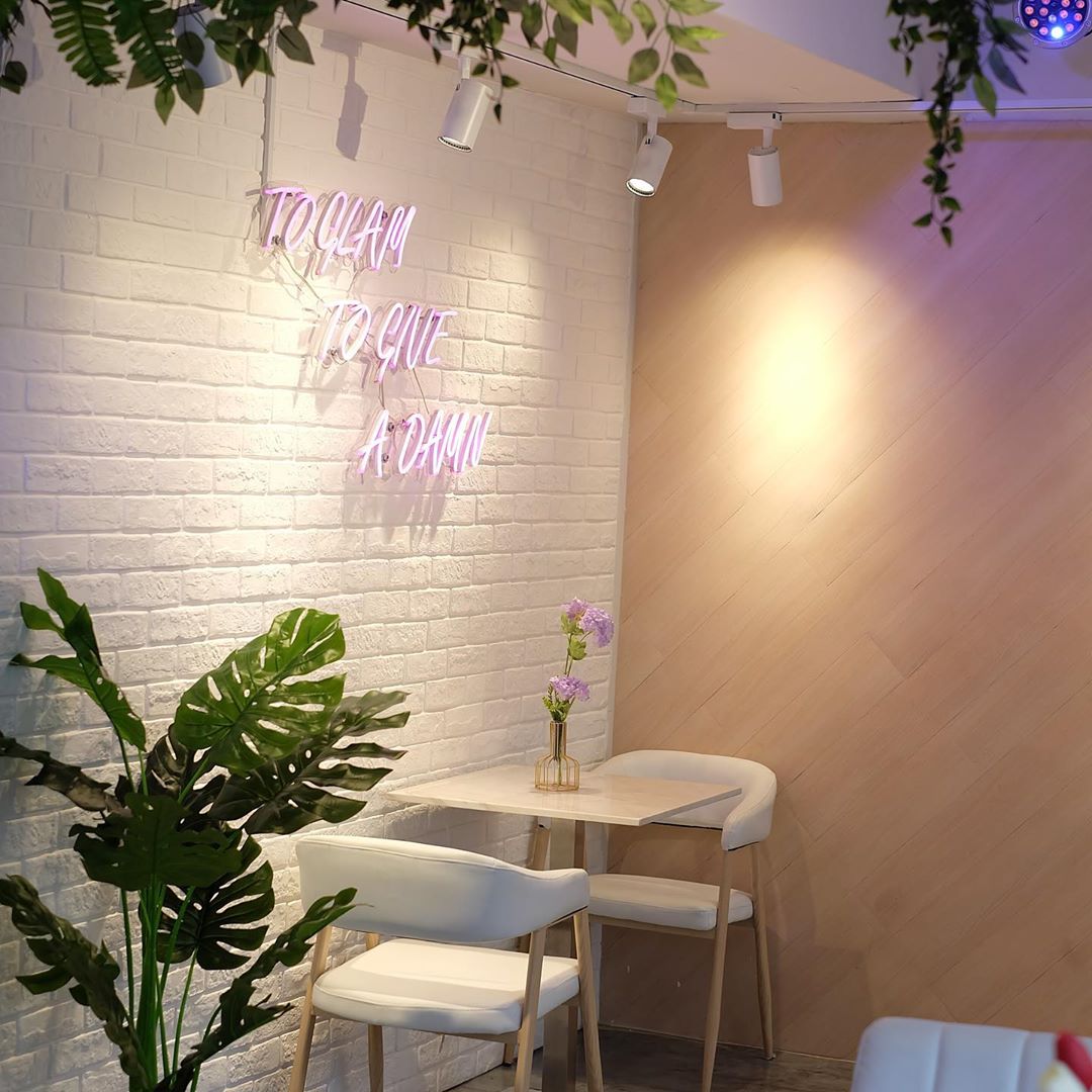 Wan Wan Thai Cafe marble table