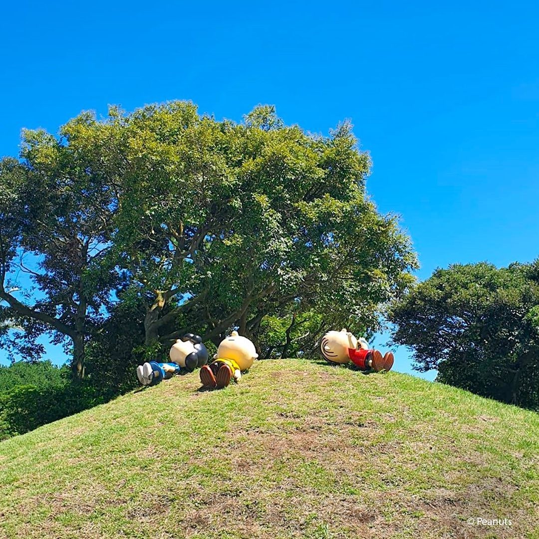 hill with peanuts characters lying on the grass in snoopy garden jeju