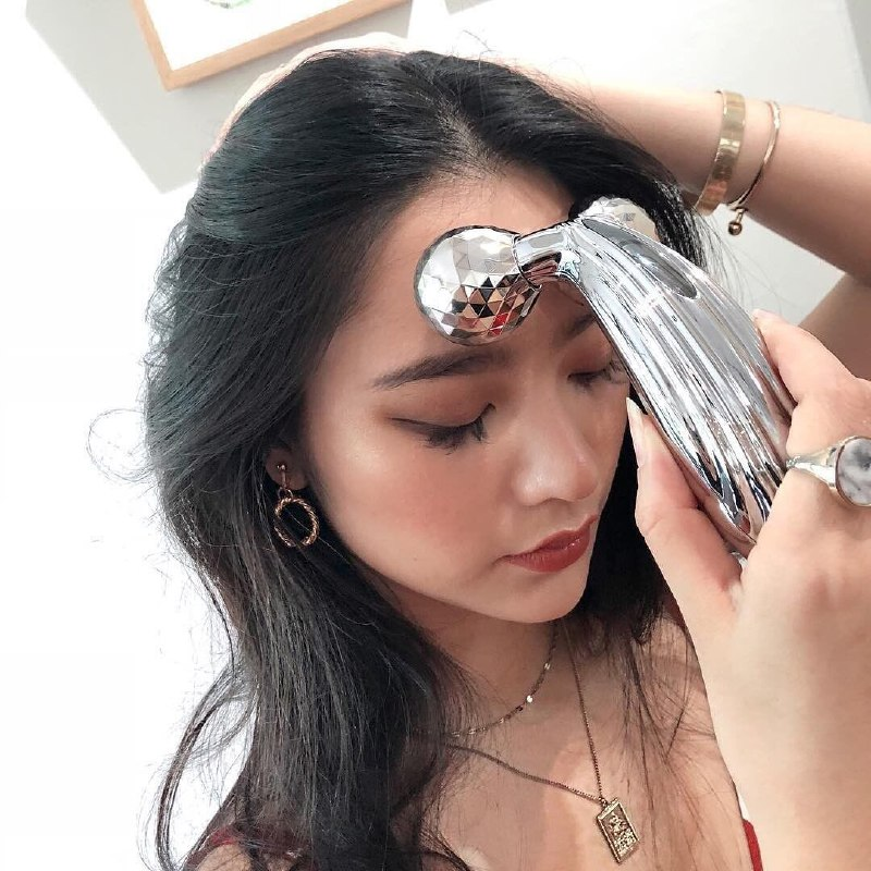 ReFa face slimming device