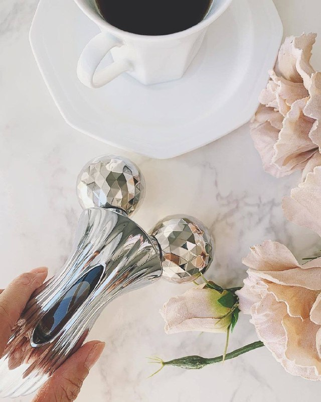 ReFa face slimming device