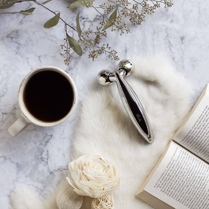 ReFa face slimming device