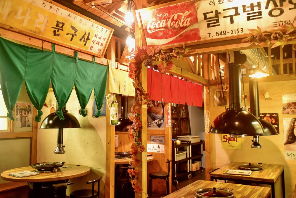 Wang Dae Bak Pocha design and seating area