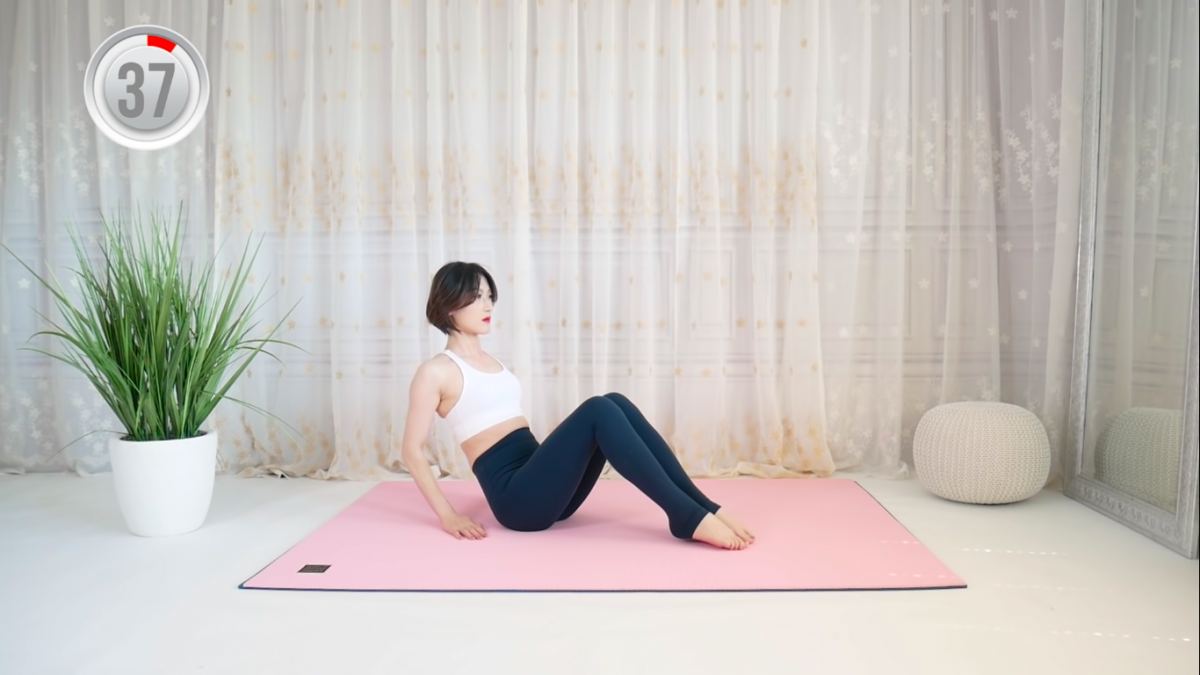 April Han toe taps lower belly workout