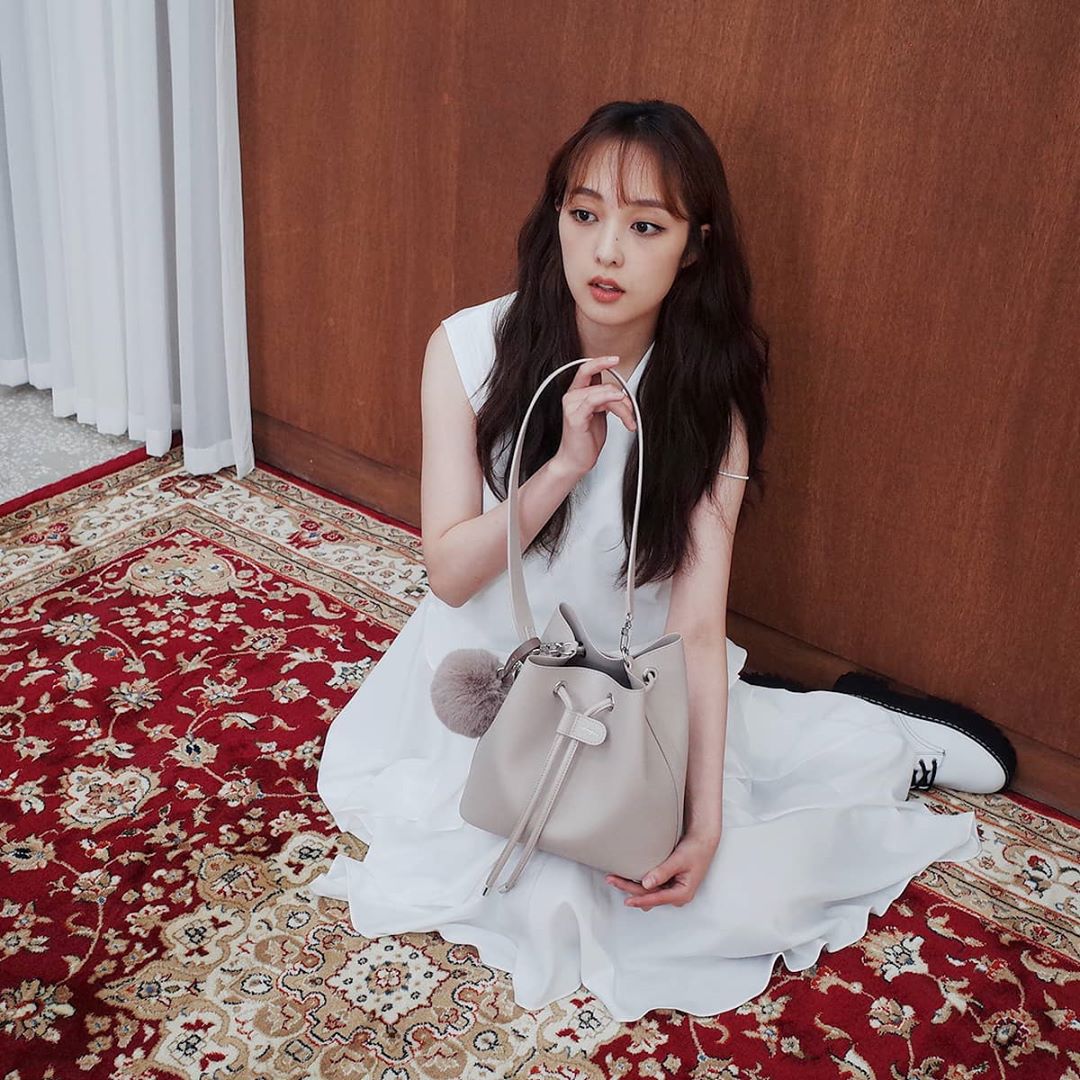 Model holding MARHEN.J bag