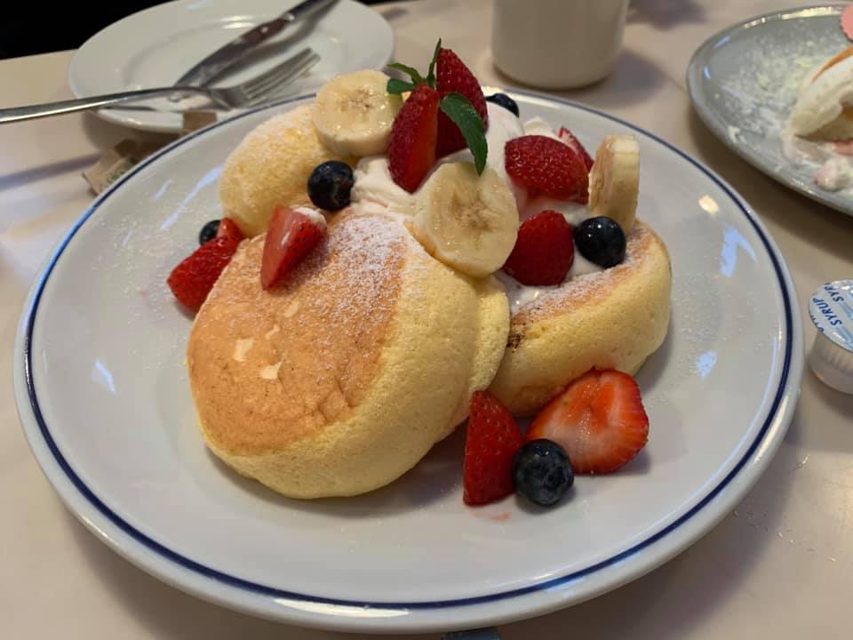 Flipper's Pancakes fresh fruits