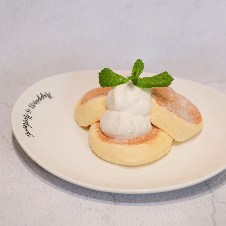 Flipper's plain original souffle Pancakes