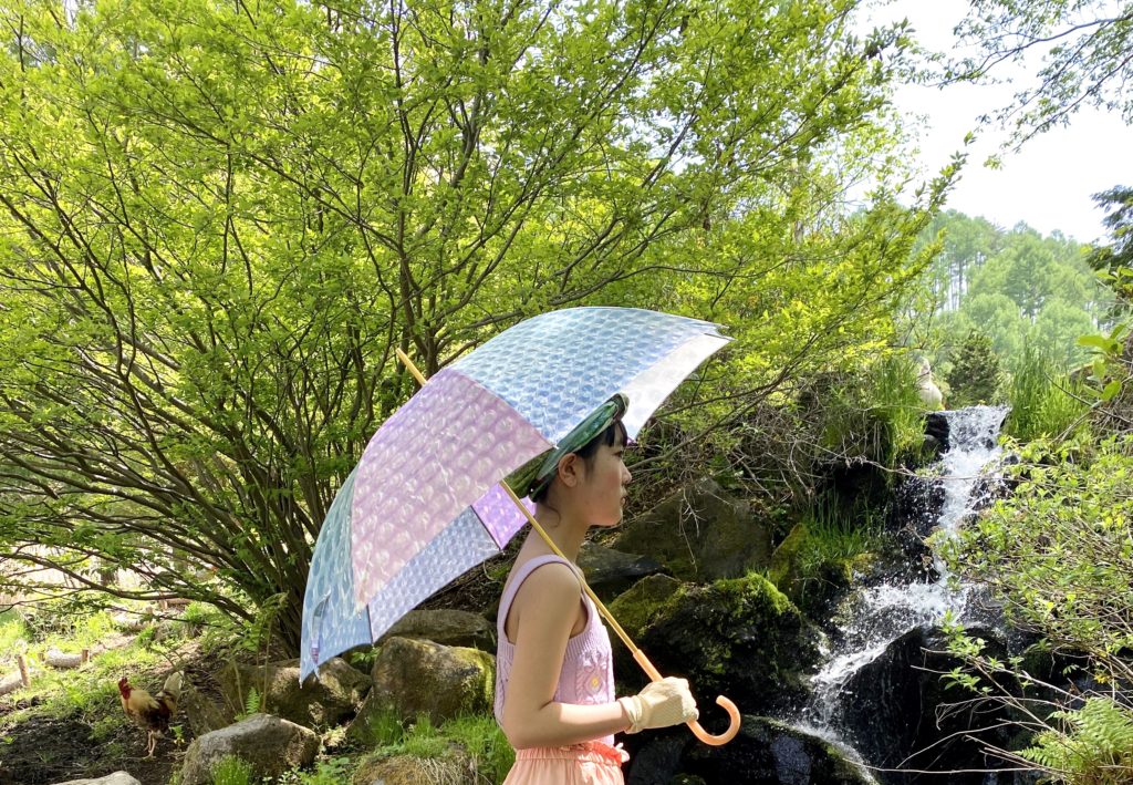 Model holding bubble wrap umbrella