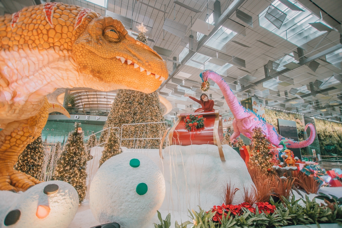 life sized dinosaurs in snow at Changi Airport