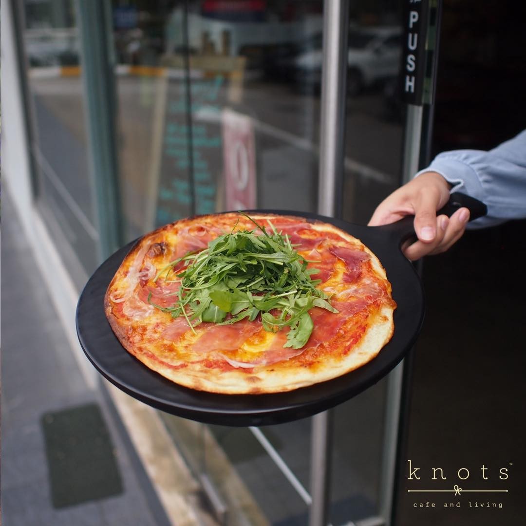 Knots Cafe and Living pizza
