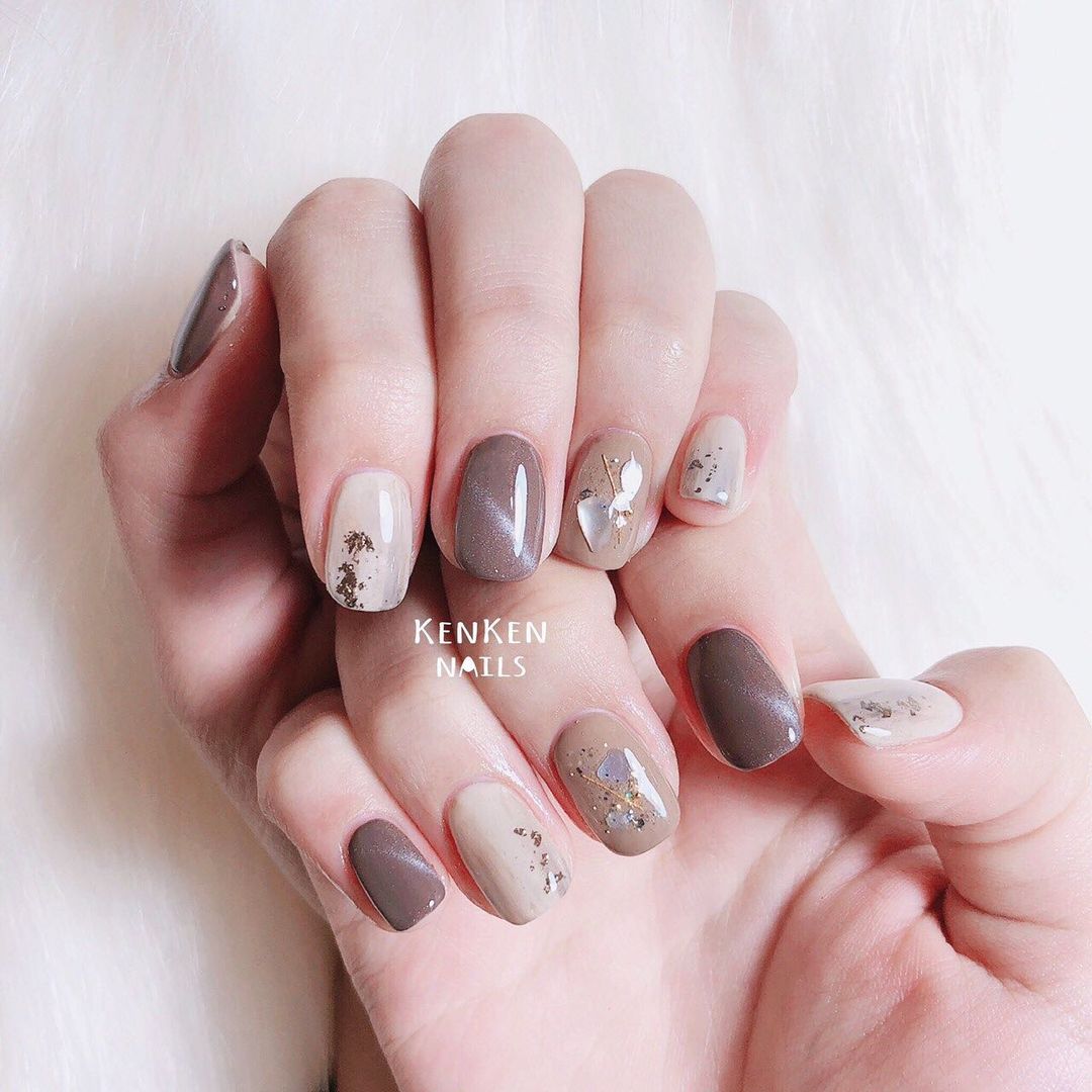 dark brown and cream milk tea nail art