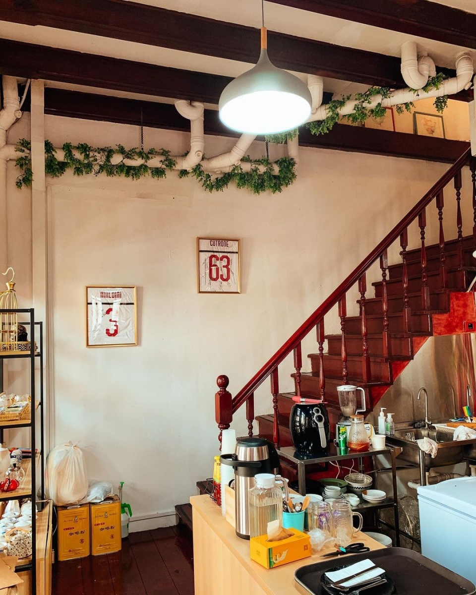 Sweetea Caffe staircase in chinadown