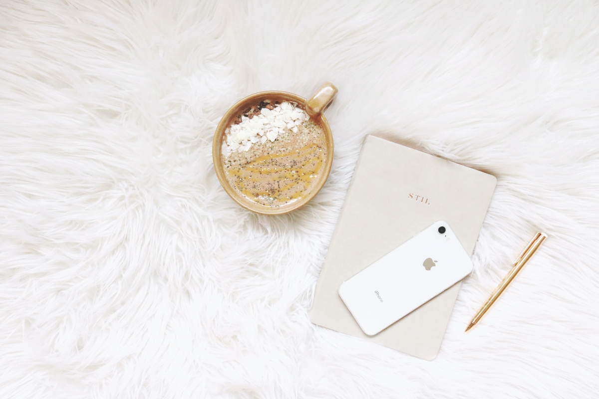 Food diary with smoothie bowl