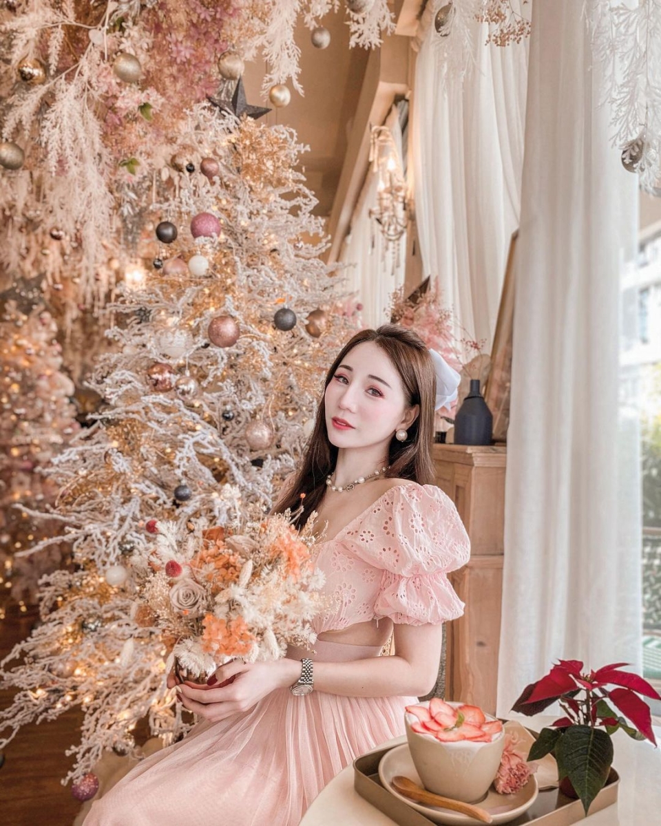 Cafe de Nicole's Flower Christmas decor 2020 Singapore
