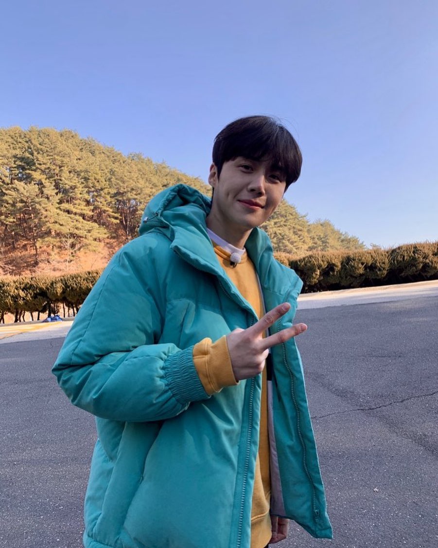 Kim Seon Ho photo with dimples