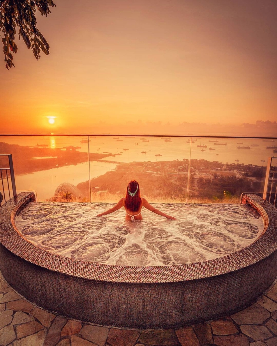 girl in marina bay sands hotel jacuzzi sunset at rooftop in singapore