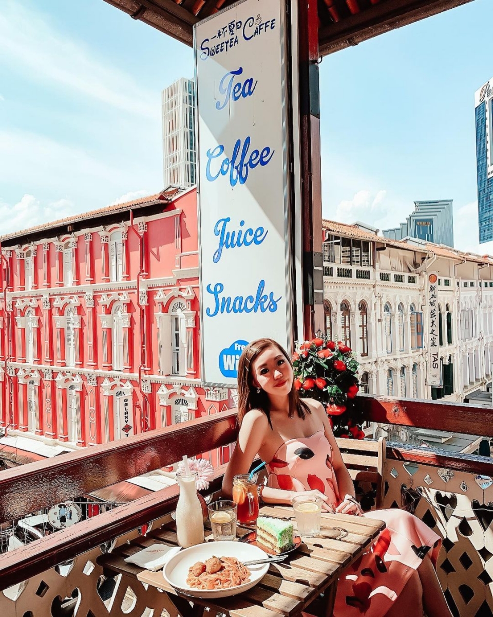 Sweetea Caffe balcony seats facing chinatown