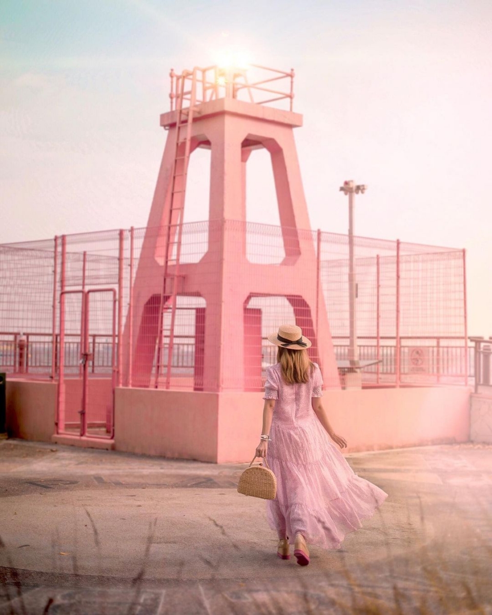 pastel pink Berlayer Beacon at labrador park