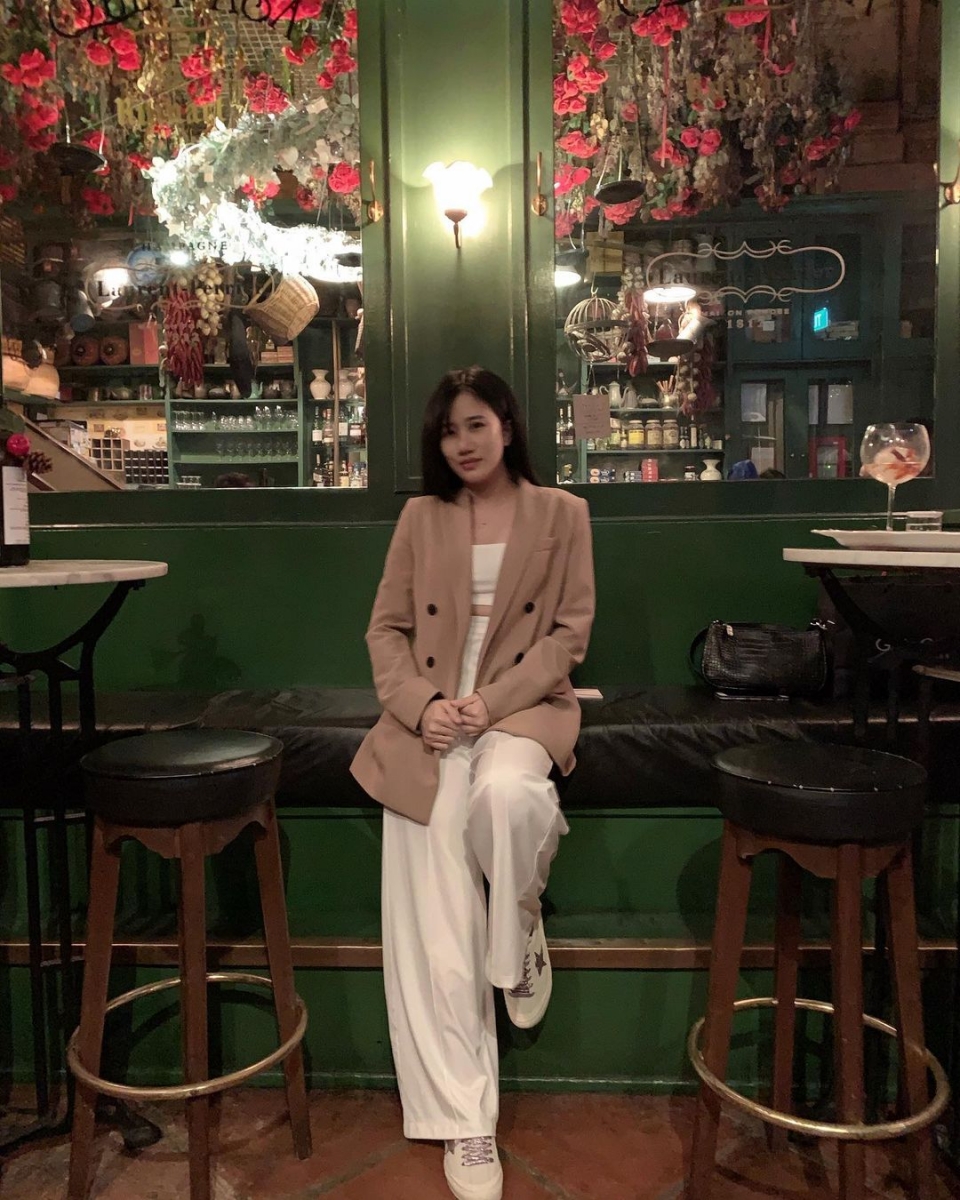 Que Pasa Review: Romantic Bar In Singapore With Ceiling Of Roses & Rose