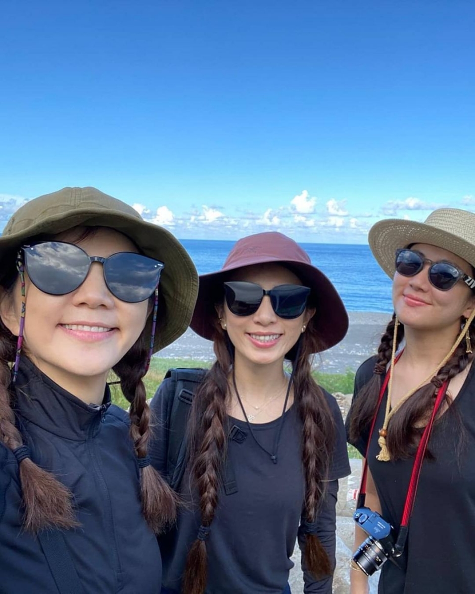 ella chen, selina jen and hebe tien wearing sunglasses and hats