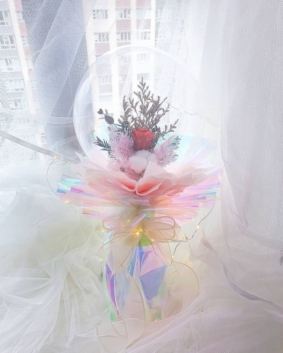 MoMo Flowers holographic balloon bouquet