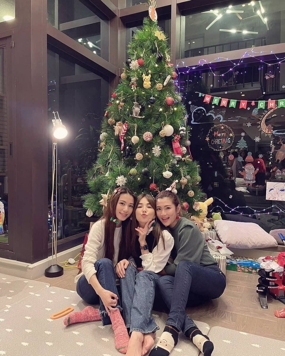 ella chen, selina jen and hebe tien with a christmas tree