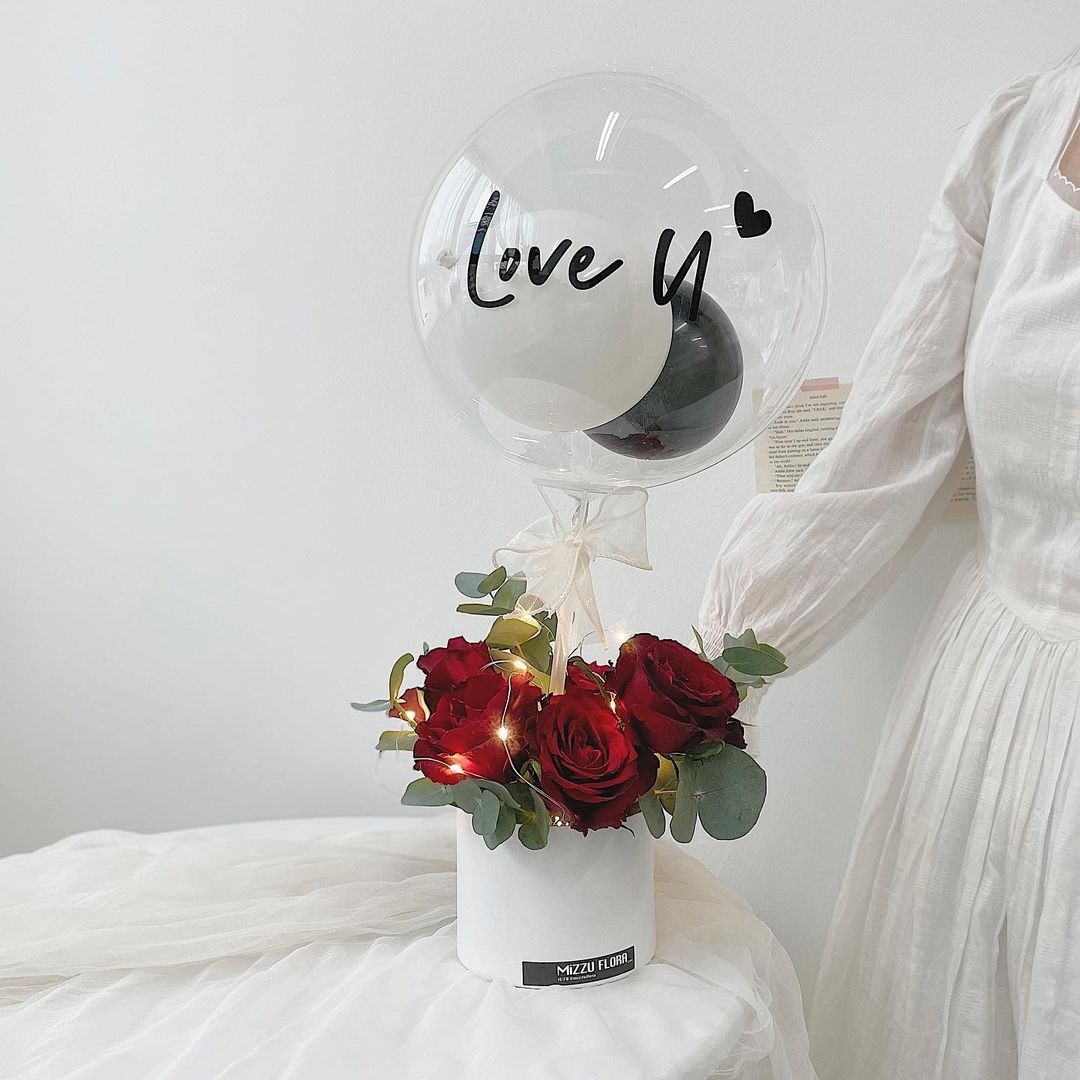Mizzu Flora roses balloon bouquet