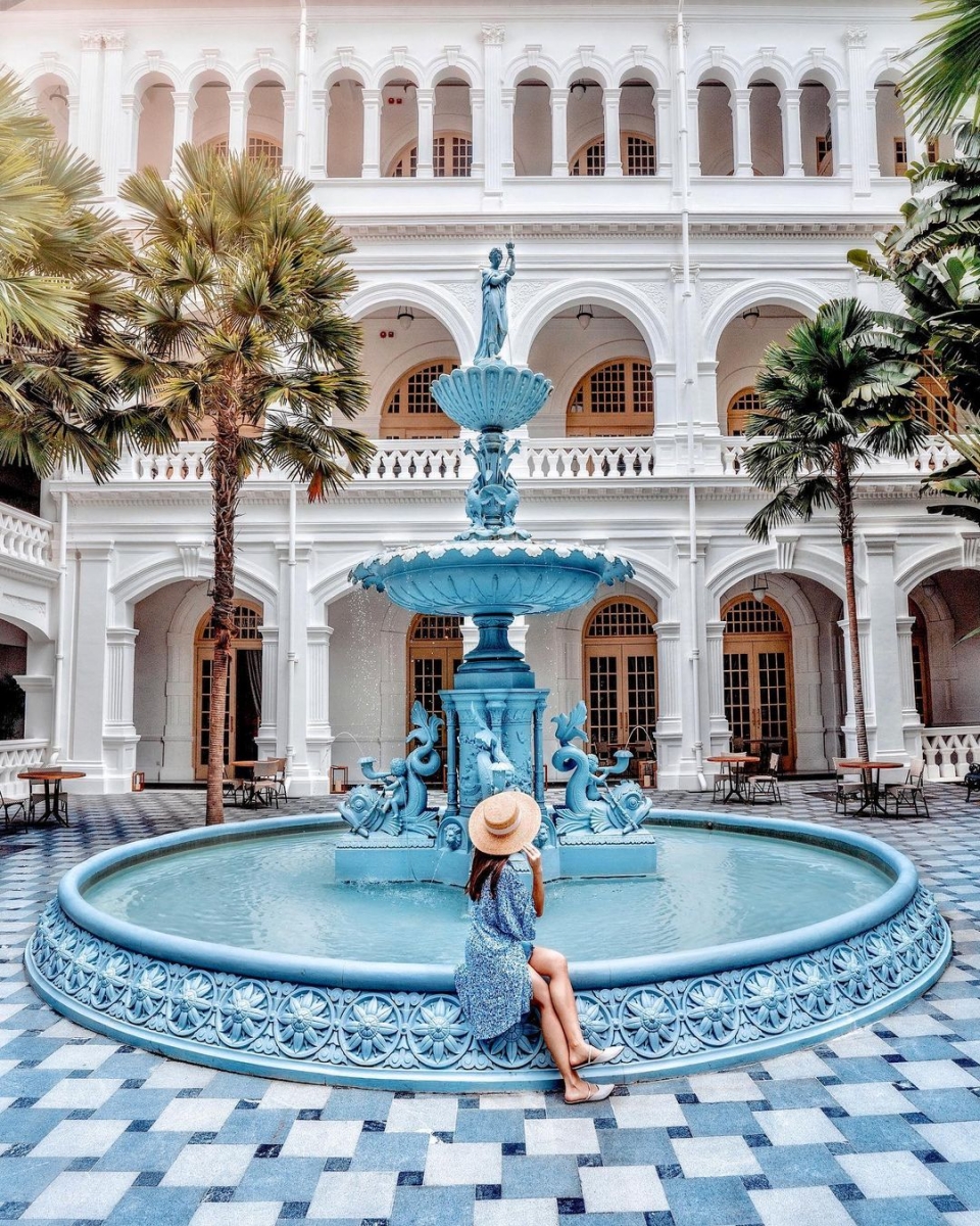 blue fountain at Palm Garden of Raffles Hotel