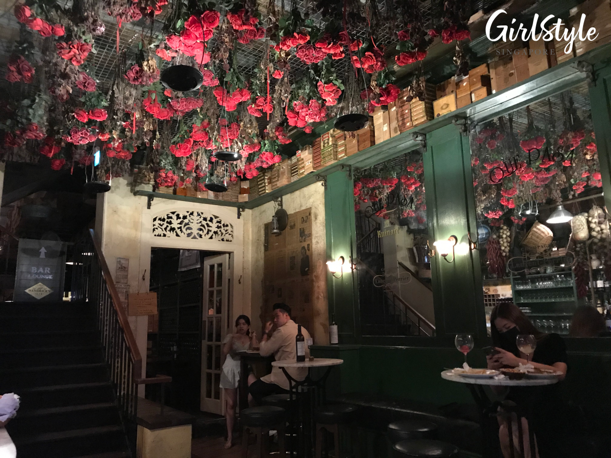 que pasa bar singapore rose ceiling