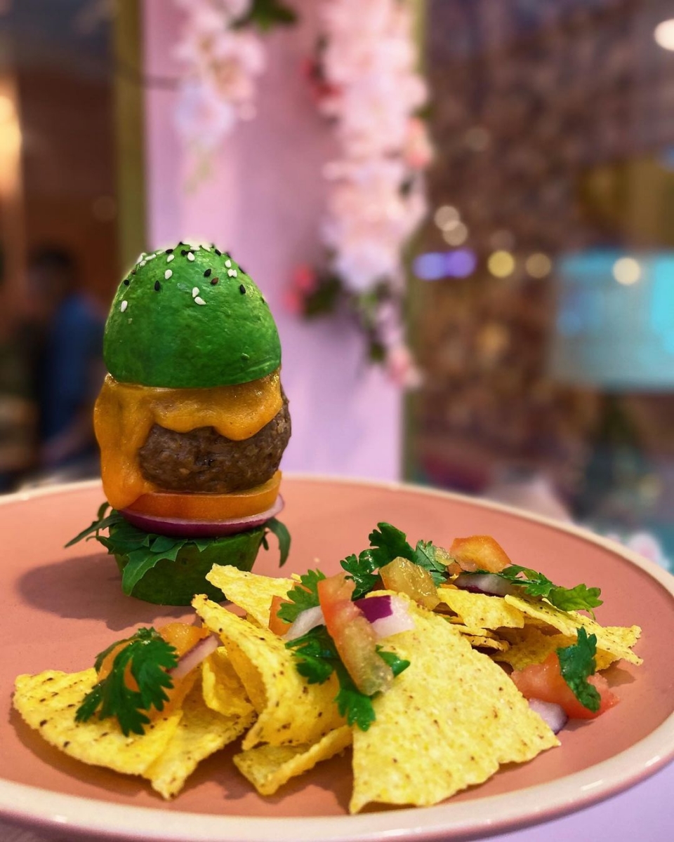 green Avocado burger with nacho chips