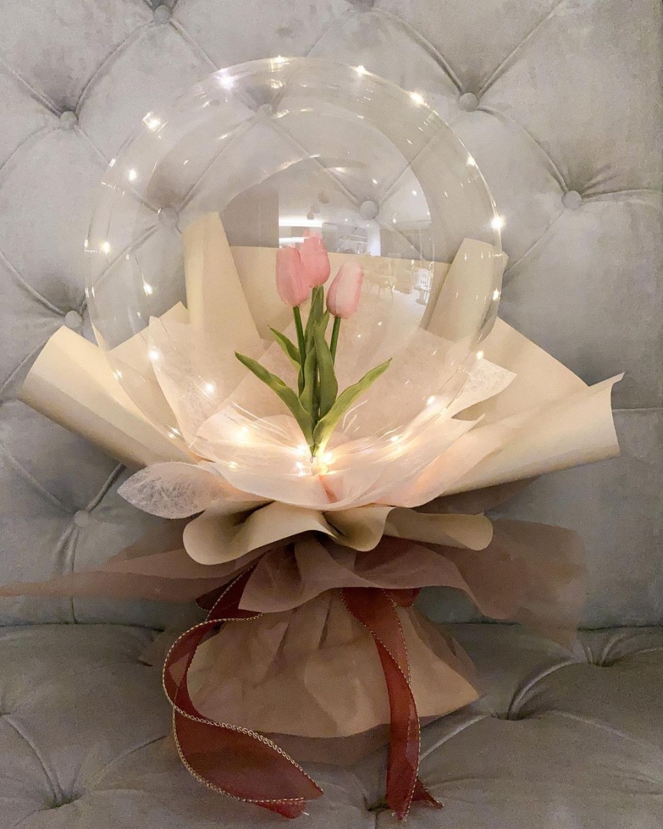 Flora Del Luna tulip balloon bouquet