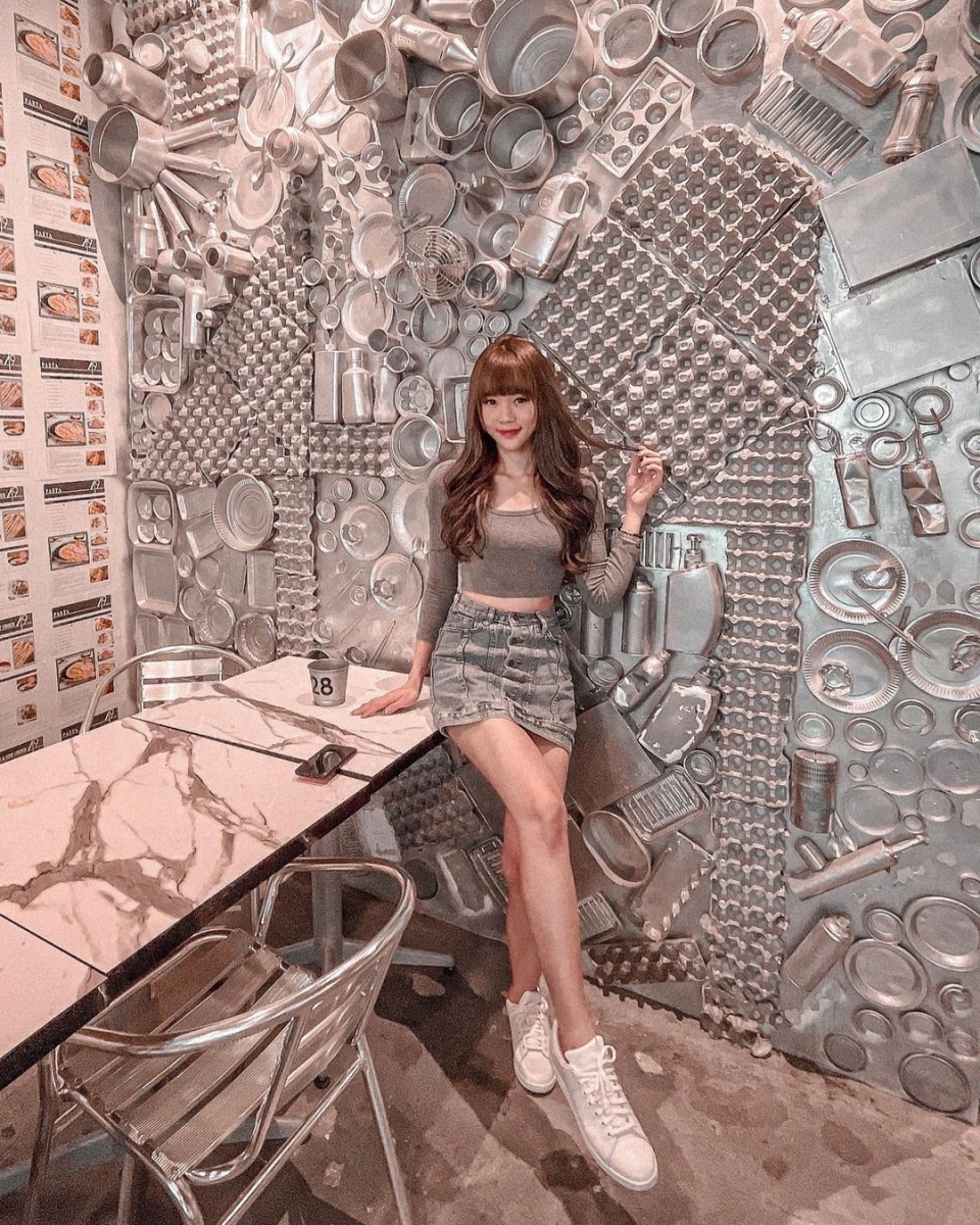 silver theme 49 seats cafe in singapore