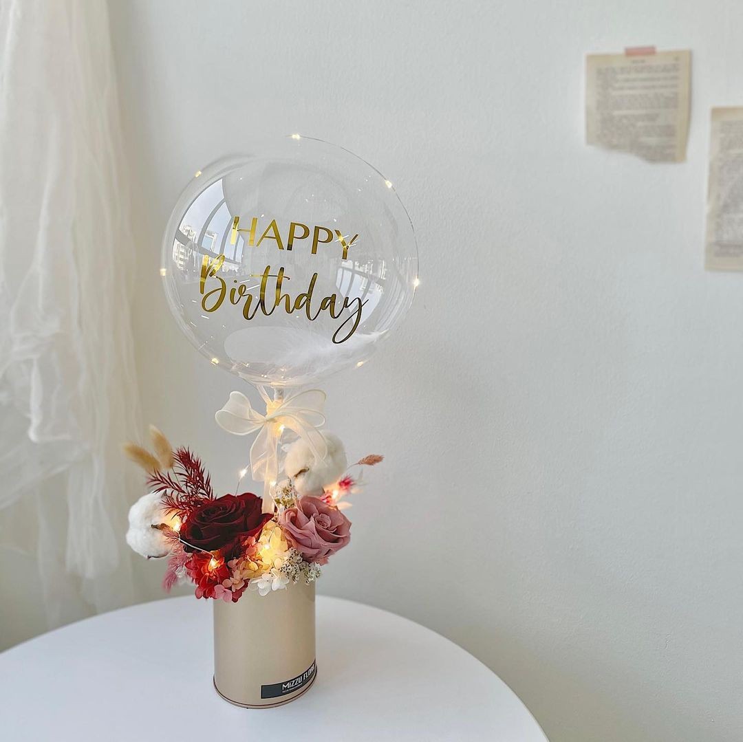 Mizzu Flora roses balloon bouquet with fairy lights