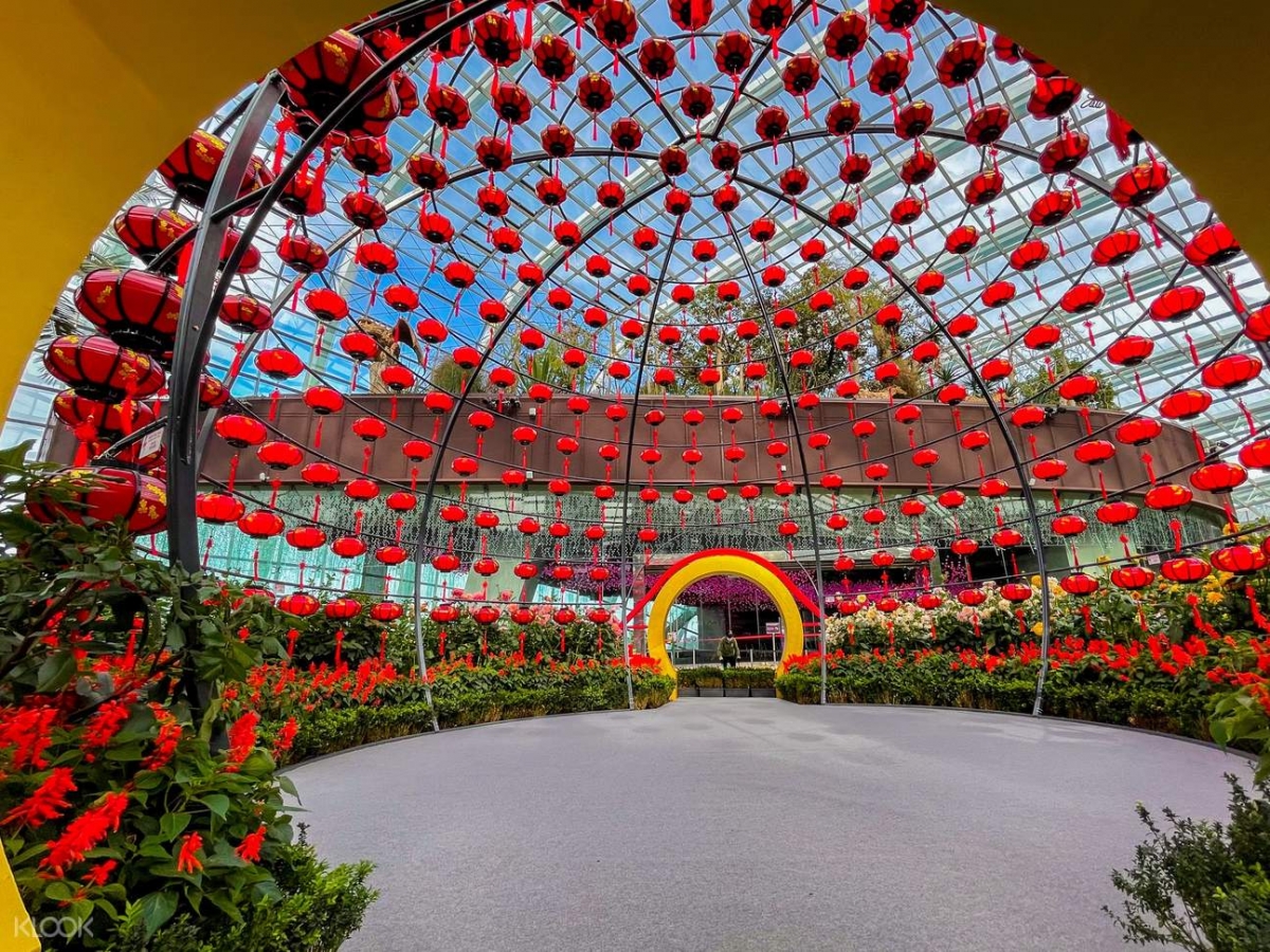 Gardens by the Bay Dahlia Dreams Lantern Globe inner view