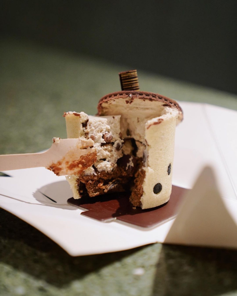 inside cut open hojicha bubble tea cakes at origin and bloom singapore marina bay