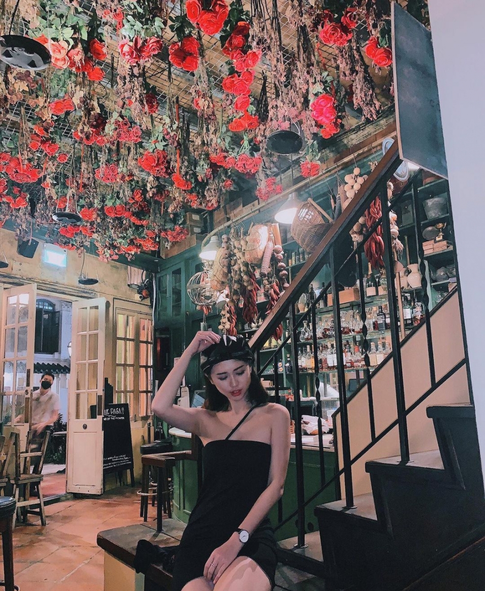 que pasa bar in singapore with ceiling of roses