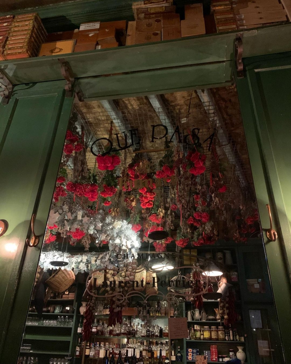 Que Pasa Review: Romantic Bar In Singapore With Ceiling Of Roses & Rose