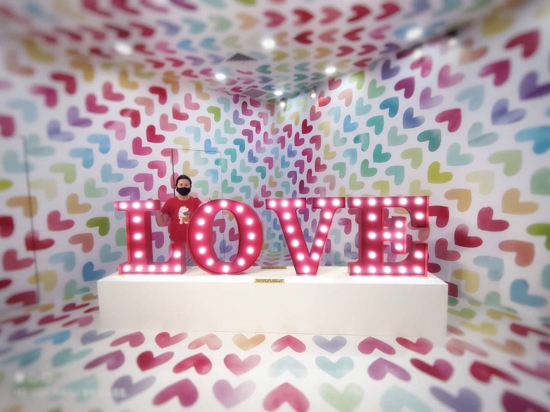giant love sign with hearts at suntec city