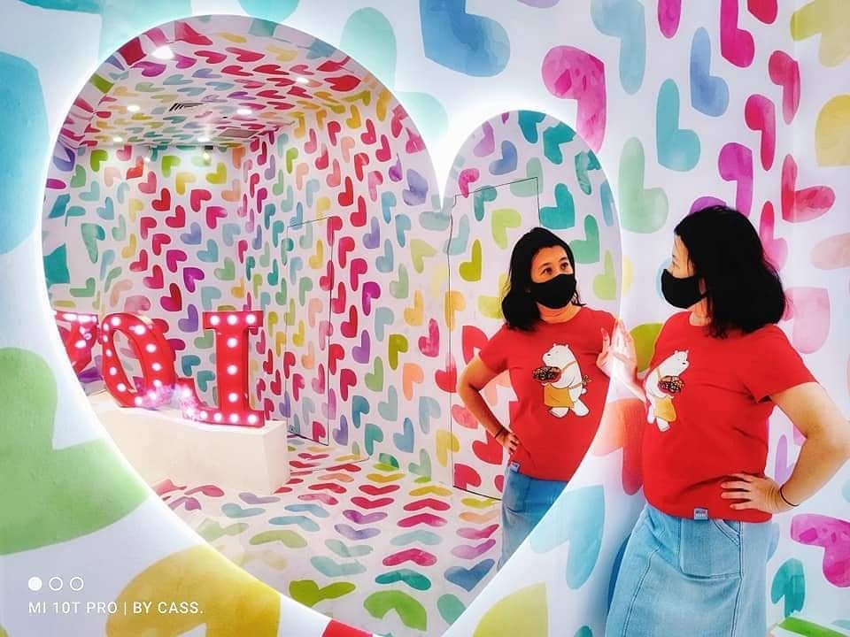 photo spot with heart shaped mirror and hearts on walls at suntec city