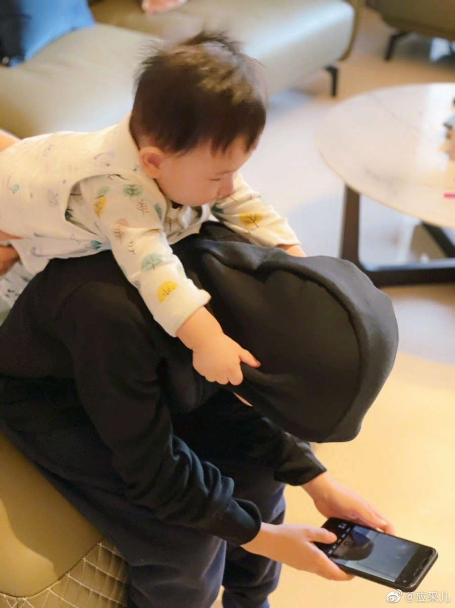 Cherrie Ying posts photo of Jasper and Hoho