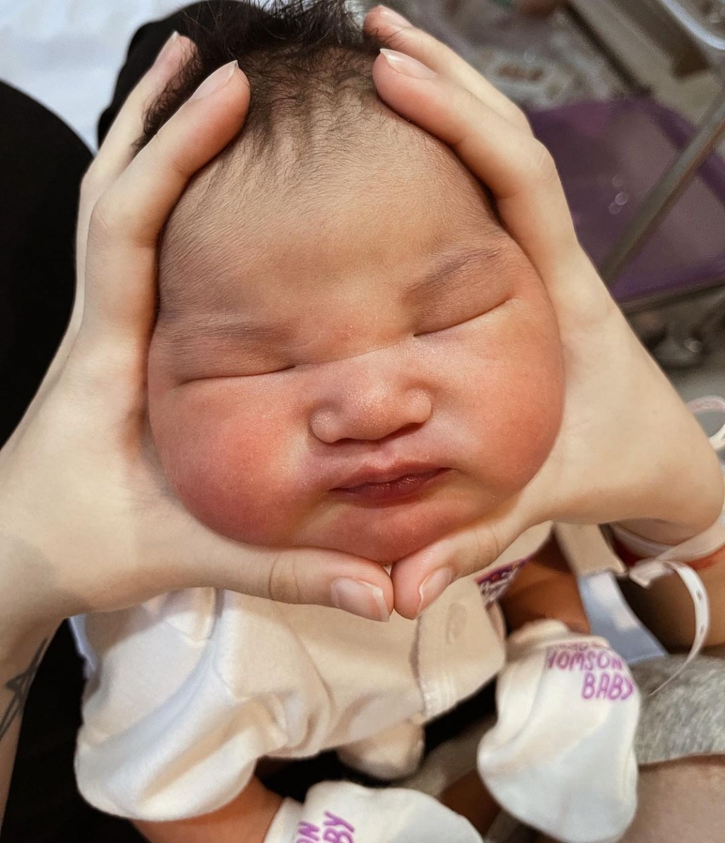 Naomi Neo baby daughter