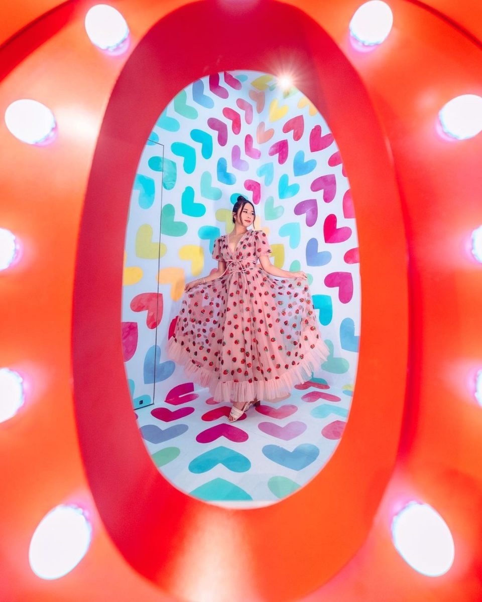 mirror with hearts on walls at suntec city