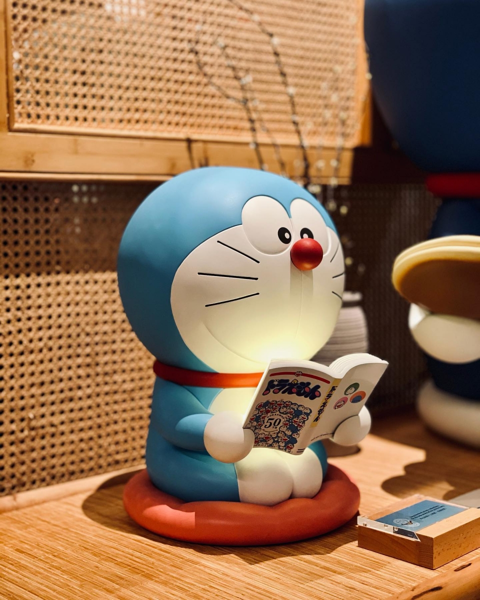 doraemon reading a book at Tong Xin Ru Yi Traditional Hotpot