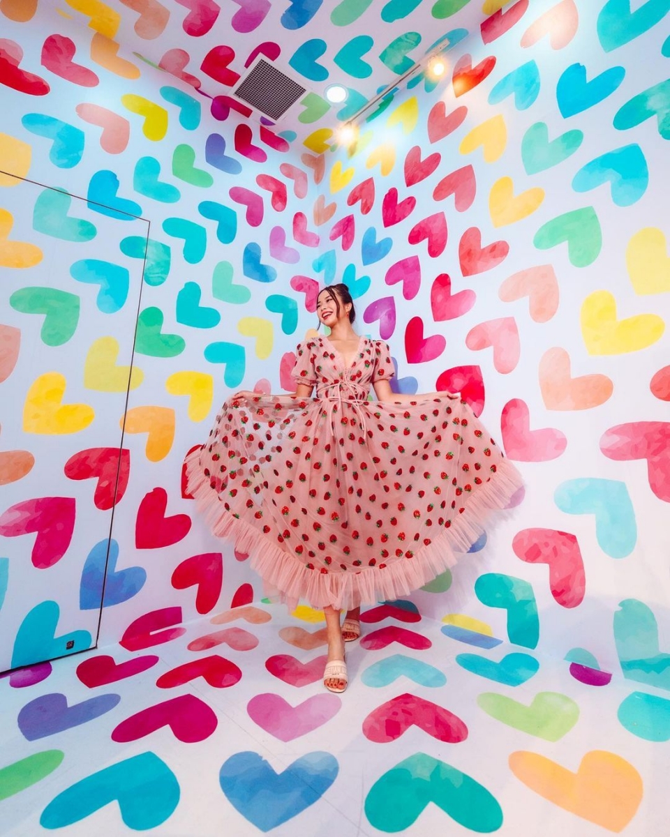 room with hearts on walls at suntec city