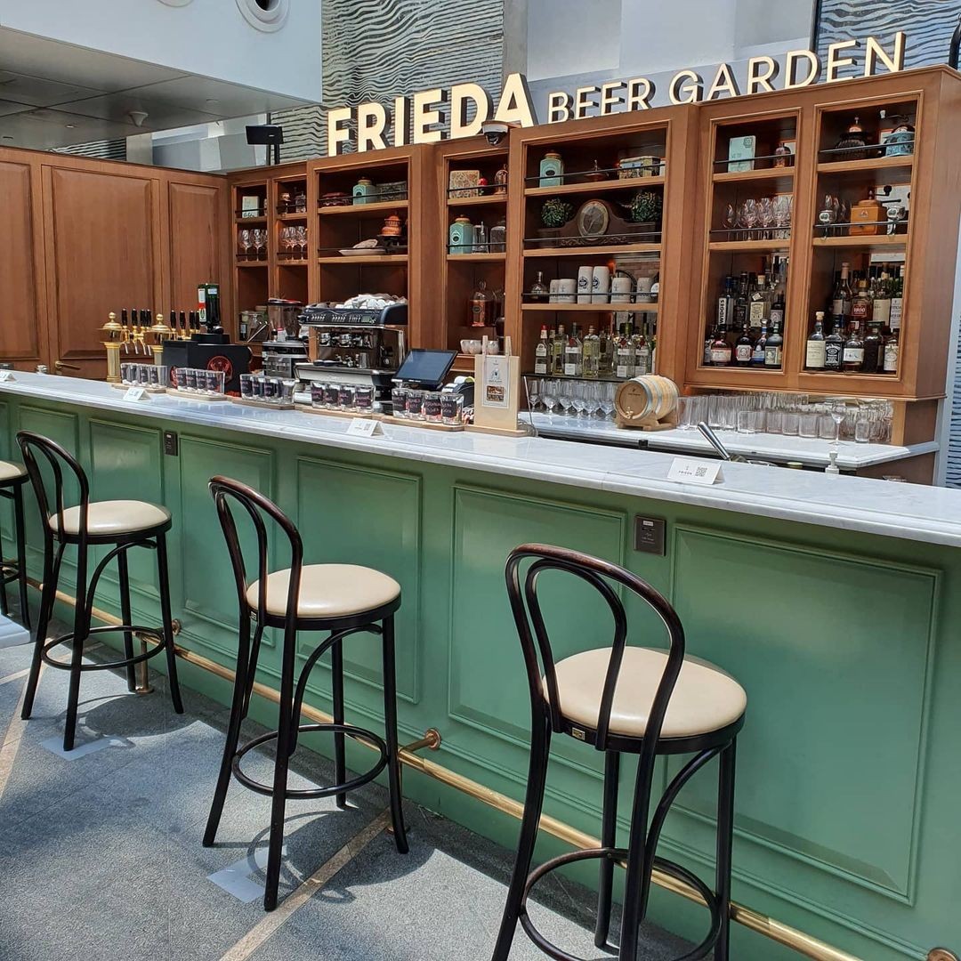 Frieda Restaurant bar at capitol kempinski